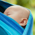 Is het veilig om de baby in de draagzak te dragen?